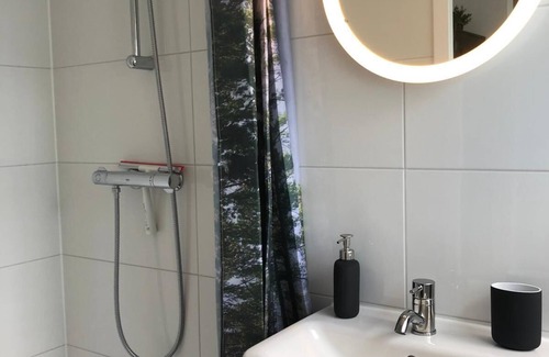 Delft Apartment | Cozy Garden View Prins Room with Breakfast & Kitchen Access