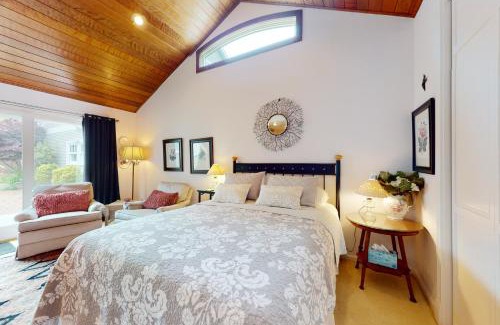 Arcata House | Tranquil Garden View Retreat with Family-Friendly Amenities