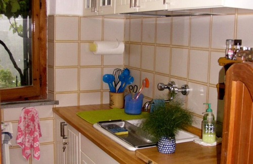 Saturnana House | Tranquil Garden Retreat with Scenic Views & Pet-Friendly Amenities