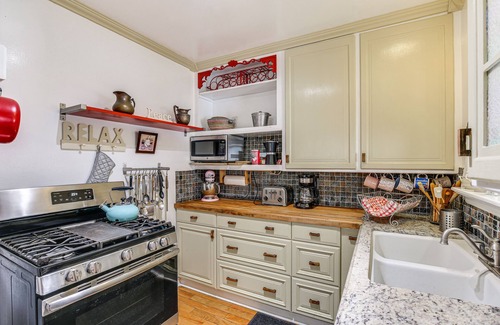 El Camino Village House | Pet-Friendly Gardena Getaway: 10/10 Rated Near Beach!