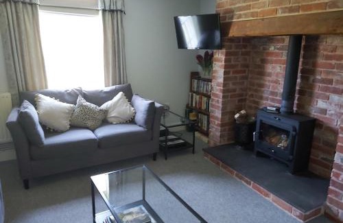 Cosford House | Pet-Friendly Gardeners Cottage - Rated 9.8/10 by Guests