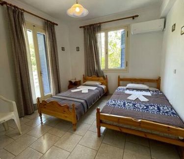 Paralia Agias Fotinis Apartment | Serene Gardens: Family-Friendly Retreat for Memorable Stays