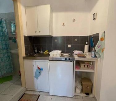 Paralia Agias Fotinis Apartment | Serene Gardens: Family-Friendly Retreat for Memorable Stays