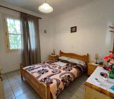 Paralia Agias Fotinis Apartment | Serene Gardens: Family-Friendly Retreat for Memorable Stays