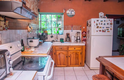 Villa Bonita Bed & Breakfast | Discover Gardens House: Top-Rated Stay Near Airport