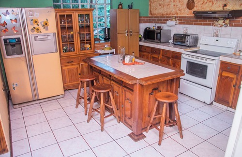 Villa Bonita Bed & Breakfast | Discover Gardens House: Top-Rated Stay Near Airport