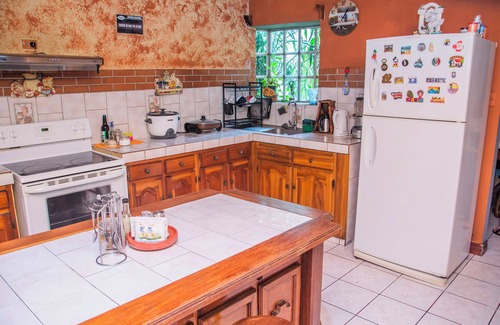Villa Bonita Bed & Breakfast | Discover Gardens House: Top-Rated Stay Near Airport