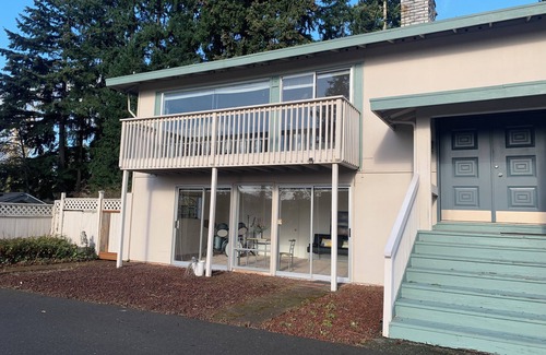 Education Hill House | GardenView Queen Bedroom: Family & Pet-Friendly Retreat