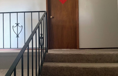 Education Hill House | GardenView Queen Bedroom: Family & Pet-Friendly Retreat