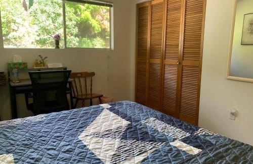 Education Hill House | GardenView Queen Suite: Pet-Friendly Retreat with Hot Tub