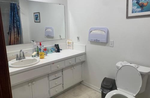Education Hill House | GardenView Queen Suite: Pet-Friendly Retreat with Hot Tub