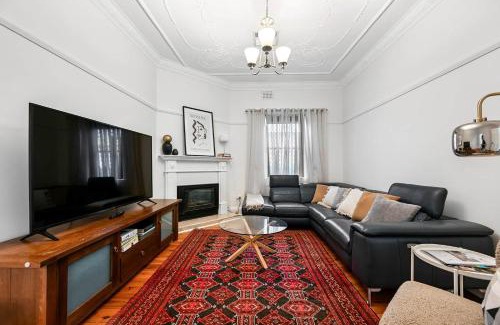 Orange House | Gardiner Cottage - Elegant Retreat Steps from CBD