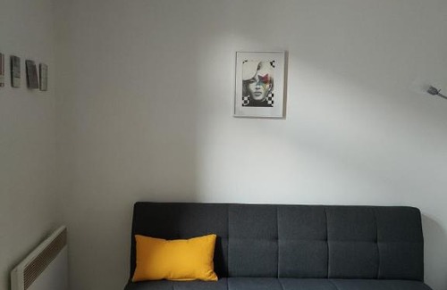 Mantega Apartment | Bright Gare du Sud Liberation 2-Piece with Pet-Friendly Stay