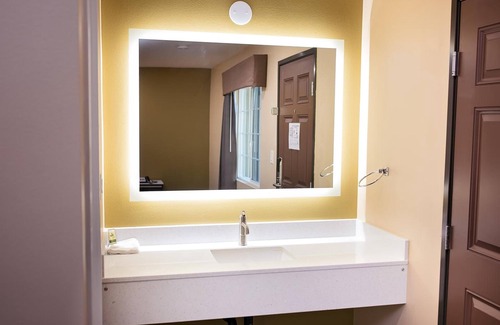 Westmont Hotel | Comfortable Stay at Garey Motel with Spa & Breakfast
