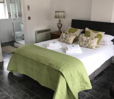 Dingwall House | Oceanfront Garfield Guesthouse with Hot Tub & Breakfast