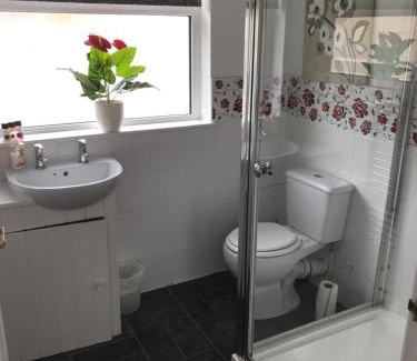 Dingwall House | Oceanfront Garfield Guesthouse with Hot Tub & Breakfast
