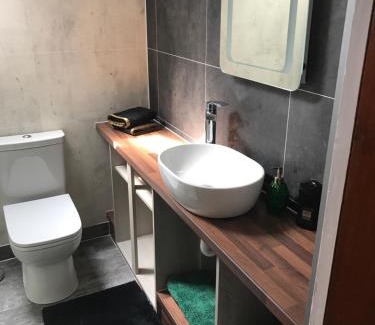 Dingwall House | Oceanfront Garfield Guesthouse with Hot Tub & Breakfast