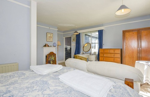 South Brent House | Garfield House: Pet-Friendly Retreat with Cozy Fire