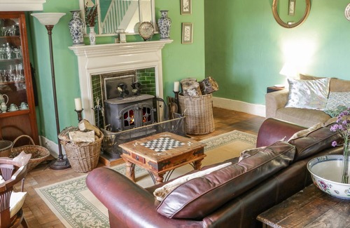 South Brent House | Garfield House: Pet-Friendly Retreat with Cozy Fire