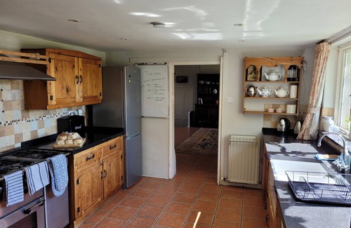South Brent House | Garfield House: Pet-Friendly Retreat with Cozy Fire
