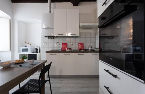 Roman Quarter Apartment | Cozy Garibaldi Ten: Accessible Stay with Breakfast Option