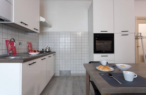 Roman Quarter Apartment | Cozy Garibaldi Ten: Accessible Stay with Breakfast Option
