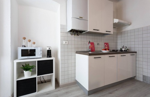 Roman Quarter Apartment | Cozy Garibaldi Ten: Accessible Stay with Breakfast Option