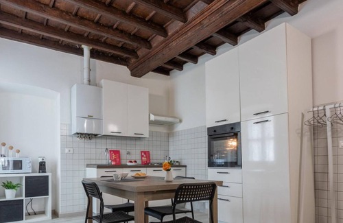 Roman Quarter Apartment | Cozy Garibaldi Ten: Accessible Stay with Breakfast Option