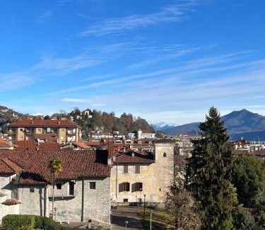 Intra Apartment | Garibaldi 46: Family-Friendly Stay with Top Guest Ratings