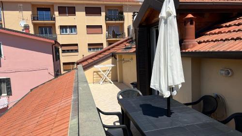 Riva Ligure Apartment | Cozy Garibaldi Appartamenti: Ocean Views & Private Beach