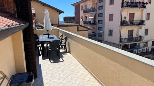 Riva Ligure Apartment | Cozy Garibaldi Appartamenti: Ocean Views & Private Beach