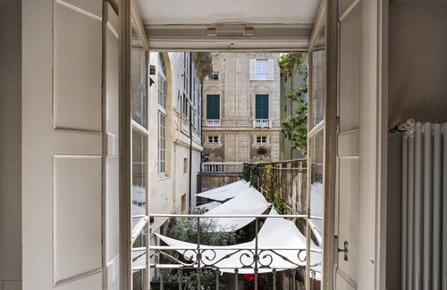 Genoa Historical Centre Apartment | Stylish Garibaldi Apartment with Breakfast & Family Amenities