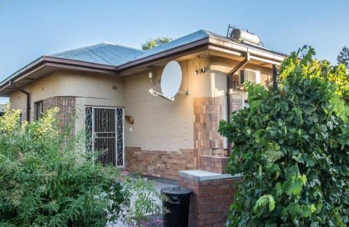 Prieska House | Welcoming Gariep Country Lodge: Family-Friendly Getaway