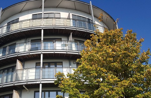Greenhithe Apartment | Garland Apartments: Immaculate Stay with Kitchen & Netflix