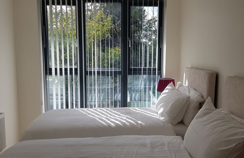 Greenhithe Apartment | Garland Apartments: Immaculate Stay with Kitchen & Netflix