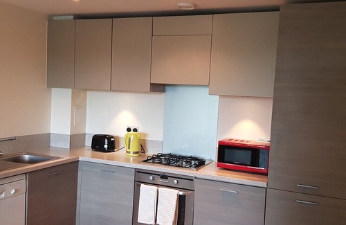 Greenhithe Apartment | Garland Apartments: Immaculate Stay with Kitchen & Netflix