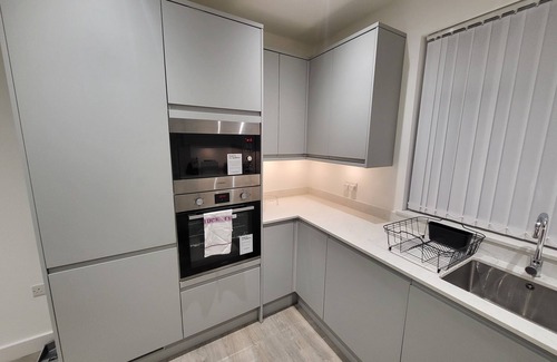 Finchley Apartment | Modern 4 Bedroom Apartment in Central London with Breakfast