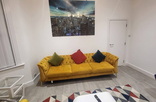 Finchley Apartment | Modern 4 Bedroom Apartment in Central London with Breakfast