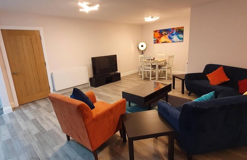 Brentwood House | Garland Modern Apartment with Private Entrance & Kitchen