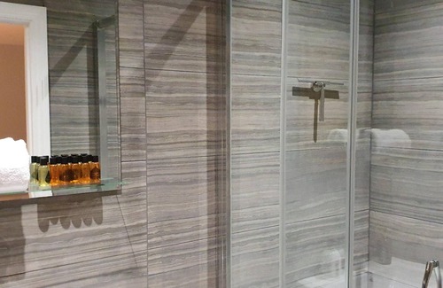 Brentwood House | Garland Modern Apartment with Private Entrance & Kitchen