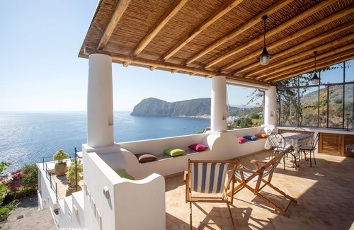 Lipari Villa | Guest Rated 10/10: GARLIC - STROMBOLICCHIO Awaits You