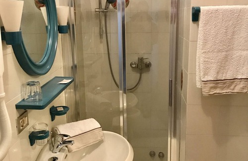 Gardola Hotel | Discover Garnì Hotel Tignale: Pool, Restaurant & More