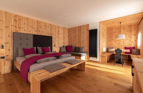 San Lorenzo in Banale Hotel | Garnì Lilly: Oceanfront Retreat with Breakfast & 9.6 Rating