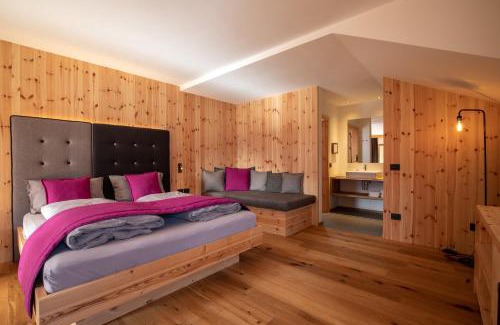 San Lorenzo in Banale Hotel | Garnì Lilly: Oceanfront Retreat with Breakfast & 9.6 Rating