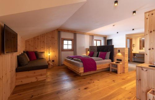 San Lorenzo in Banale Hotel | Garnì Lilly: Oceanfront Retreat with Breakfast & 9.6 Rating