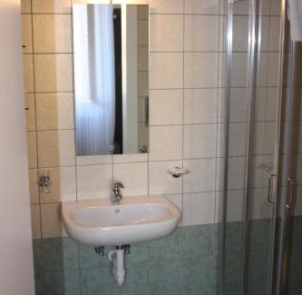 Roncegno Apartment | Welcoming Garnì Villa Waiz: Family-Friendly with Breakfast