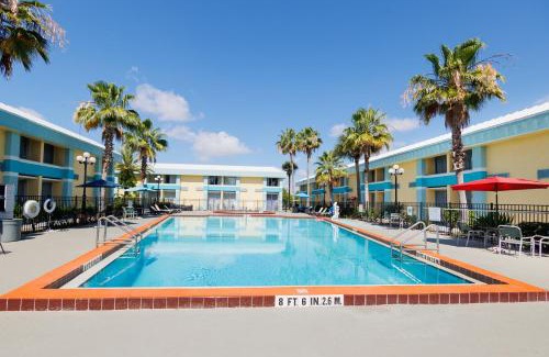 Orlando Hotel | Convenient Garnet Inn & Suites in Orlando with Pool Access