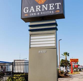 Orlando Hotel | Convenient Garnet Inn & Suites in Orlando with Pool Access