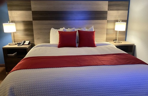 Garnett Hotel | Guest Rated Garnett Hotel & RV Park with Dining and Family Fun