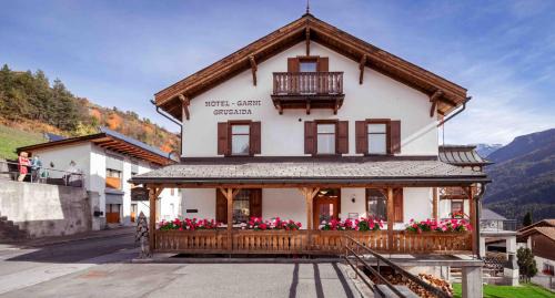 Engadin Scoul Hotel | Pet-Friendly Retreat at Garni Alpenrose - Grusaida